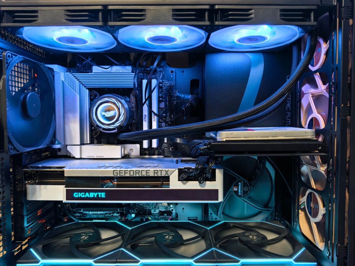 PC de jeu avec carte graphique GeForce RTX et refroidissement liquide