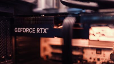 Carte graphique GeForce RTX installée dans un PC de bureau